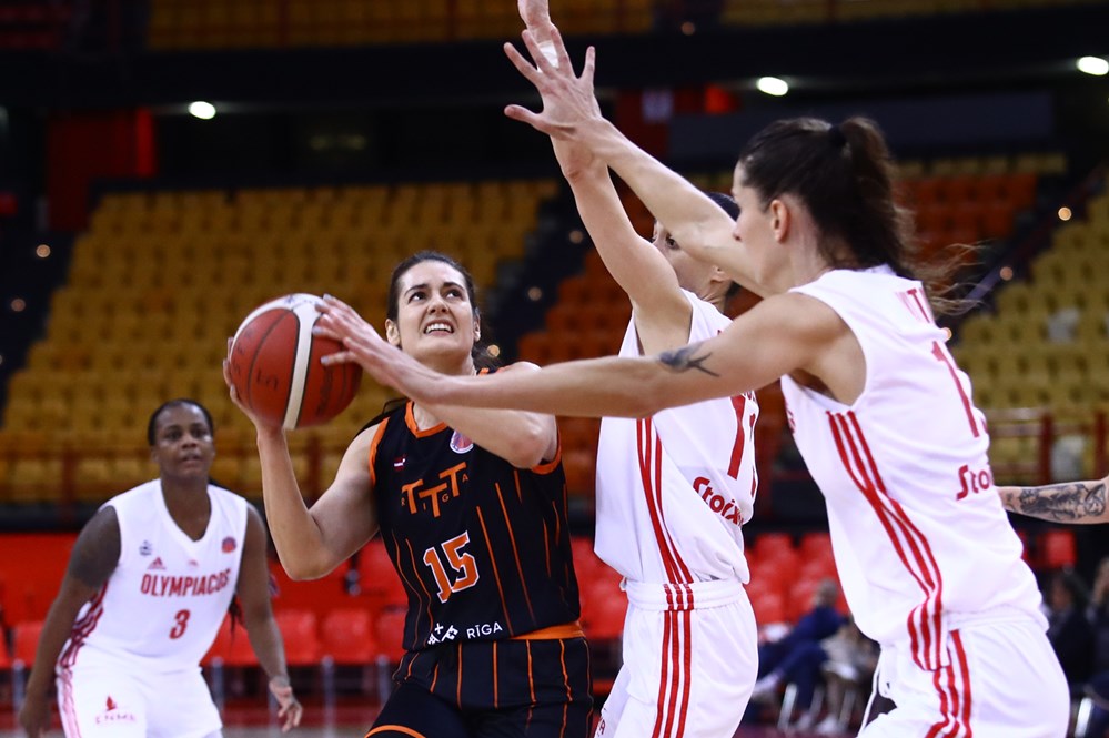&quot;TTT Rīga&quot; basketboliste Ieva Pulvere (#15) spēlē pret &quot;Olympiacos&quot;