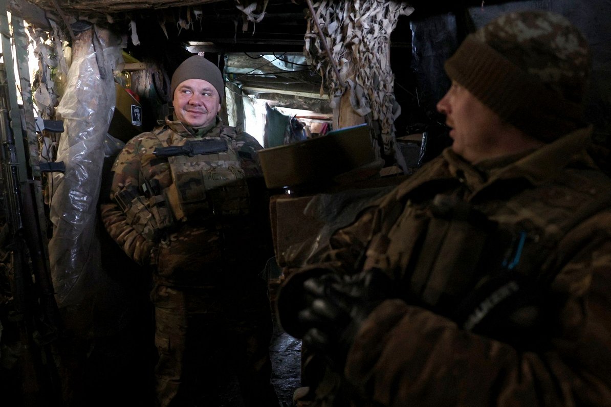 Ukrainas armijas karavīri pozīcijās netālu no Krievijas spēku okupētās Horlivkas.
