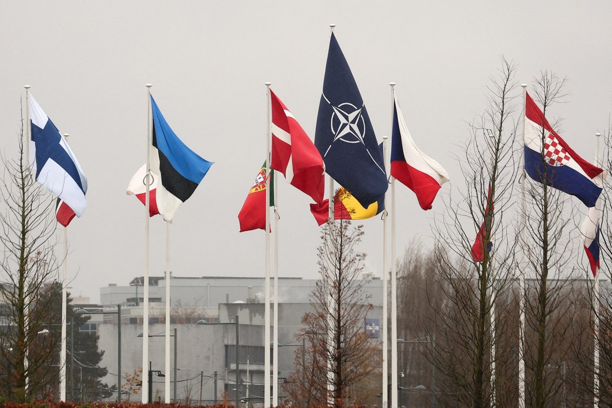 Karogi pie NATO mītnes Briselē.