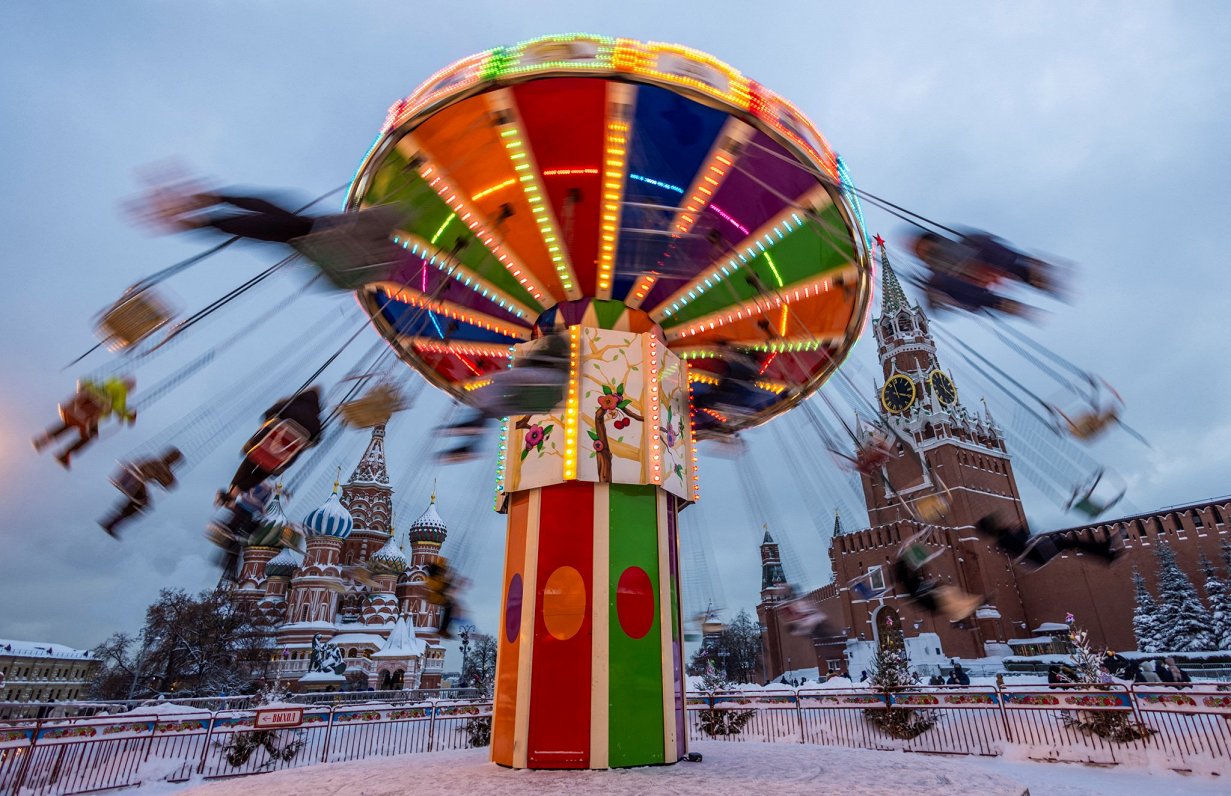 Cilvēki vizinās karuselī pie Sarkanā laukuma Maskavā. Krievijas iedzīvotāju ikdienā karš Ukrainā jop...