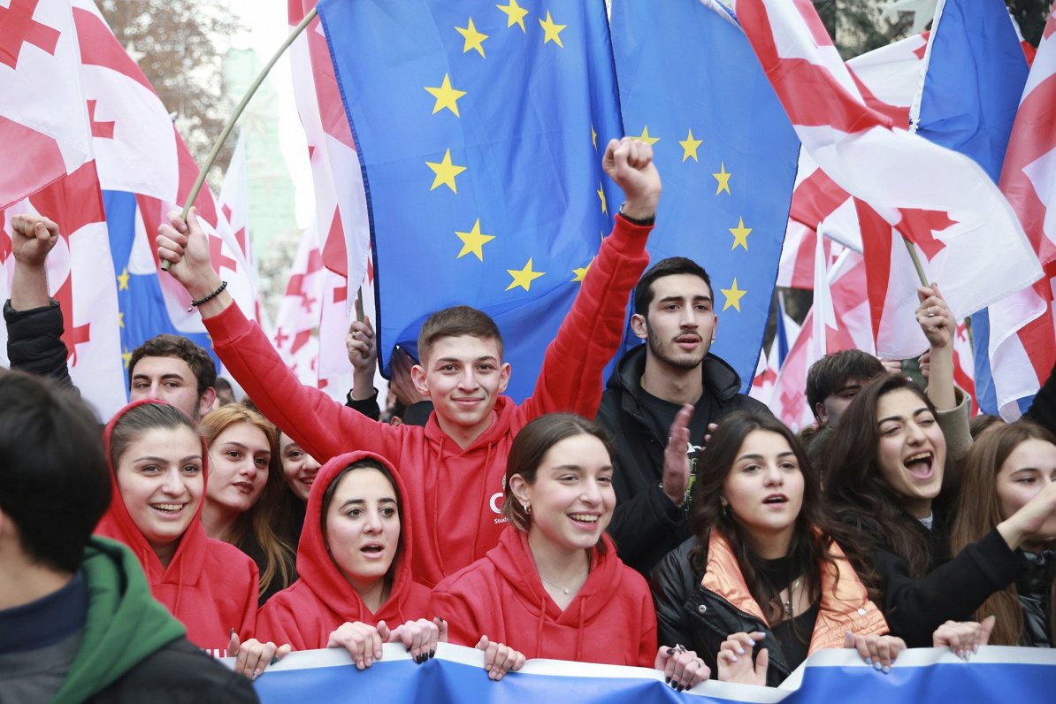 Gruzijas jaunieši priecājas par ES kandidātvalsts statusa piešķiršanu Gruzijai