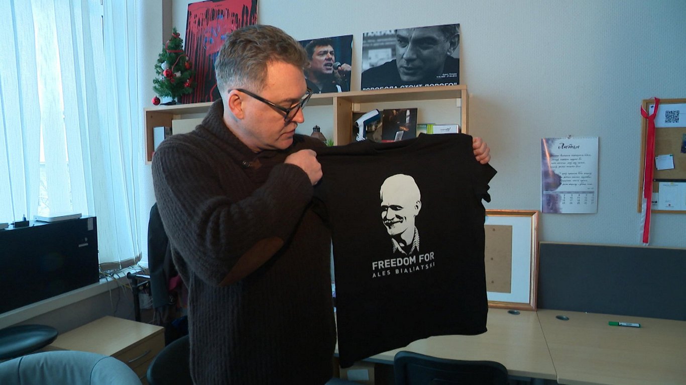 &quot;Malanka Media&quot; vadītājs Pāvels Mariņičs ar krekliņu, uz kura attēlots Baltkrievijas cietu...
