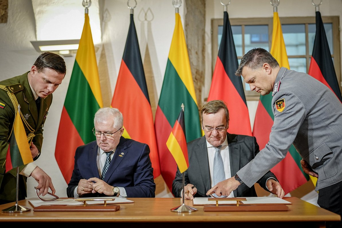 Lietuvas aizsardzības ministrs Arvīds Anušausks (no kreisās) un Vācijas aizsardzības ministrs Boriss...