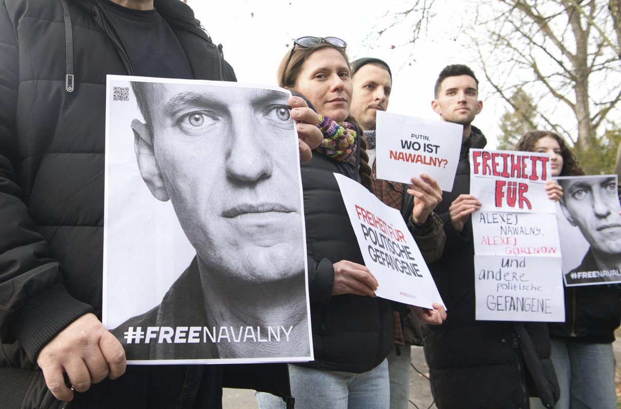 Protestētāji Vācijā pieprasa opozīcijas līdera Alekseja Navaļnija atbrīvošanu