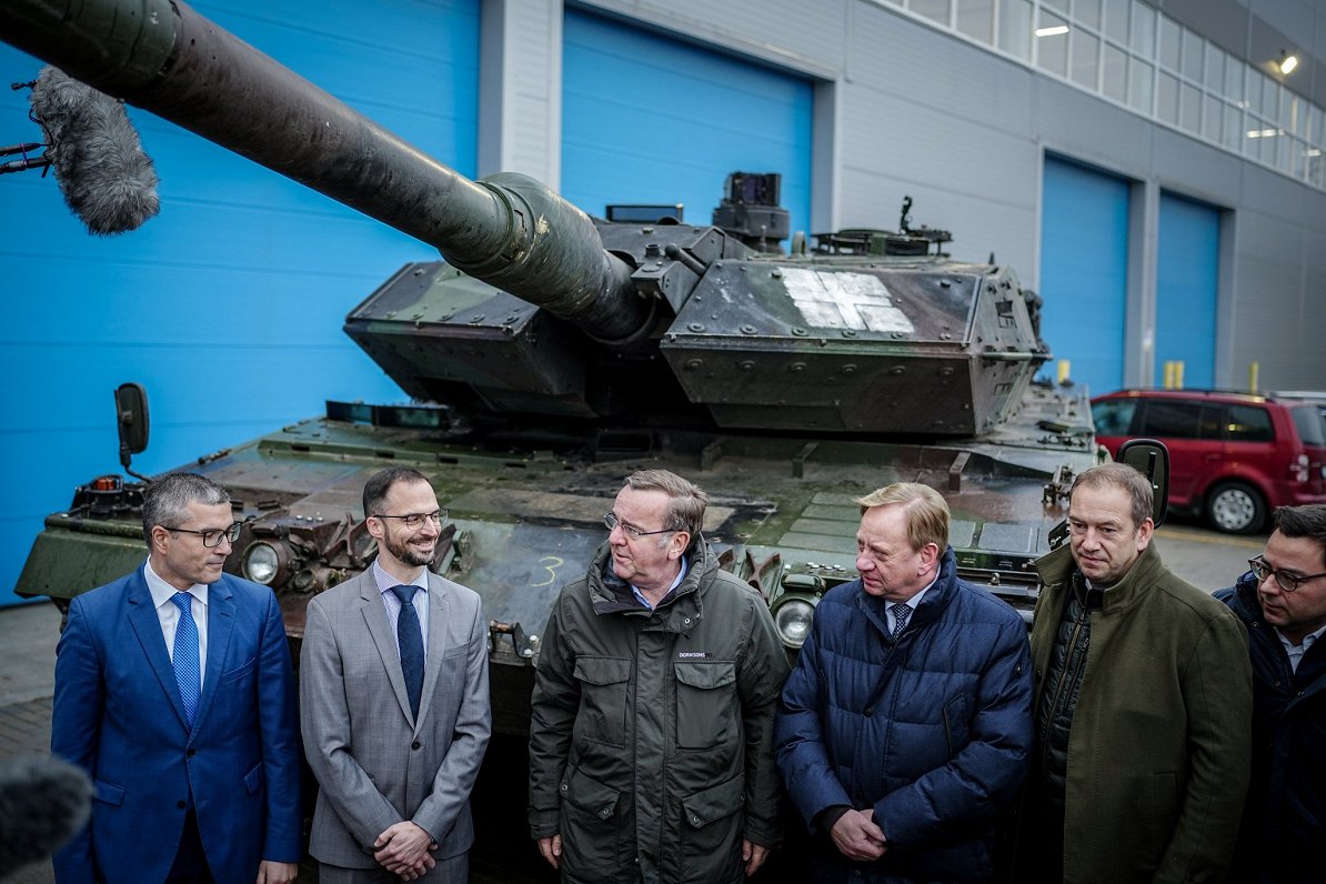 Фото на память на фоне украинского Leopard 2 на танкоремонтном заводе: германская делегация во главе...