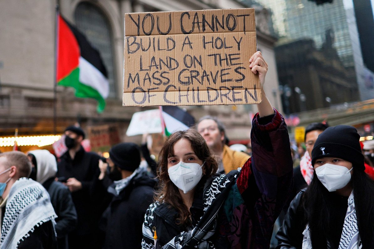 Demonstrācija palestīniešu atbalstam Ņujorkā. Uzraksts uz plakāta vēsta &quot;Jūs nevarat uzcelt Svē...