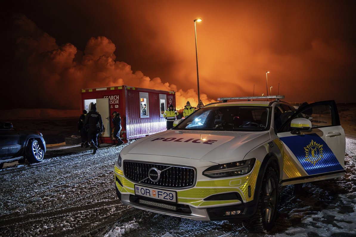 Policijas auto pie Grindavīkas pilsētas, no kuras jau pirms vulkāna izvirduma tika evakuēti ap 4000...