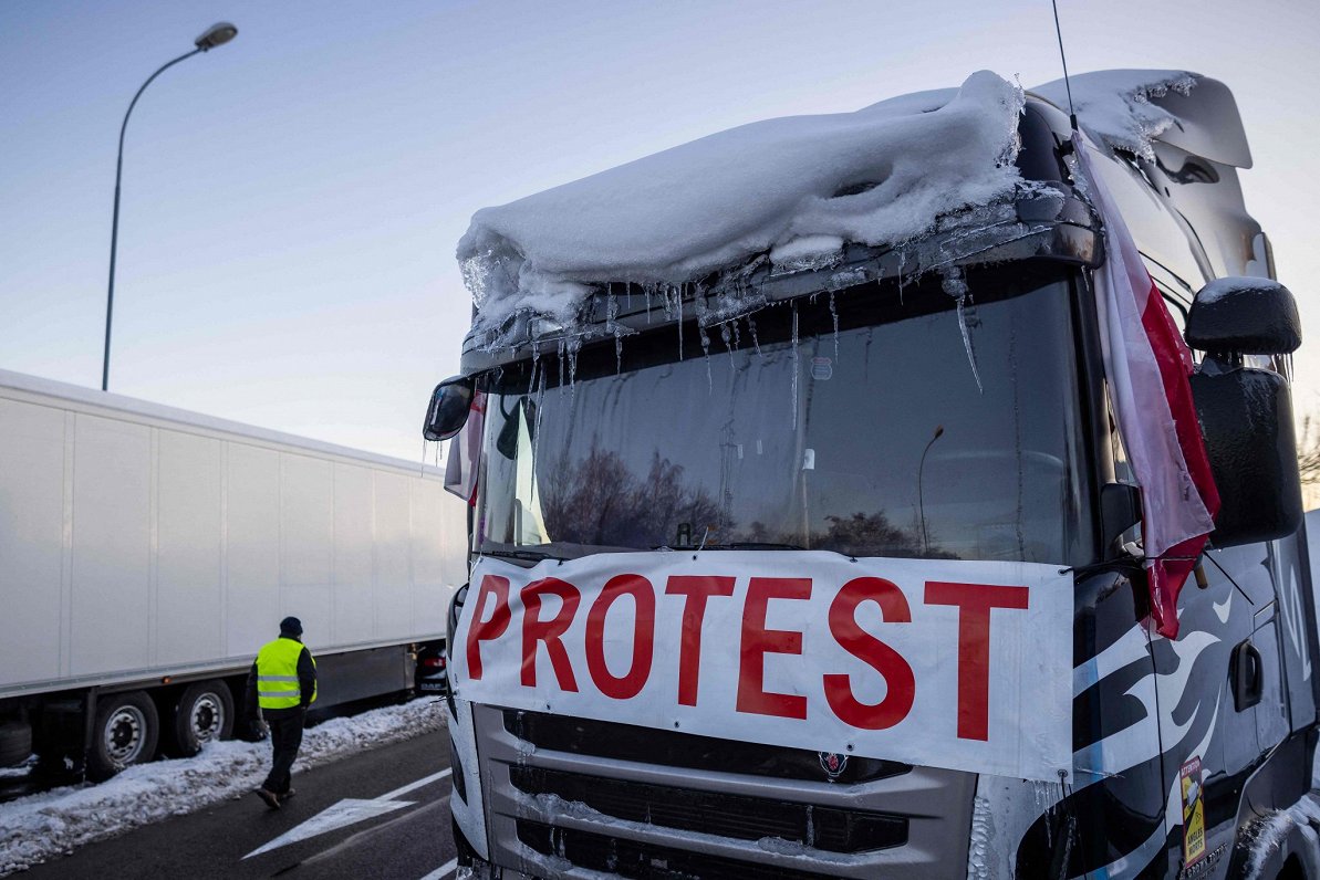 Polijas kravu pārvadātāji turpina protesta akciju pie Ukrainas robežas
