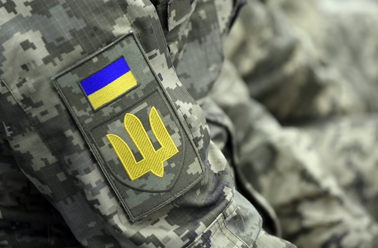 Ilustratīvs attēls: ukraiņu karavīra uzplecis uz formastērpa piedurknes