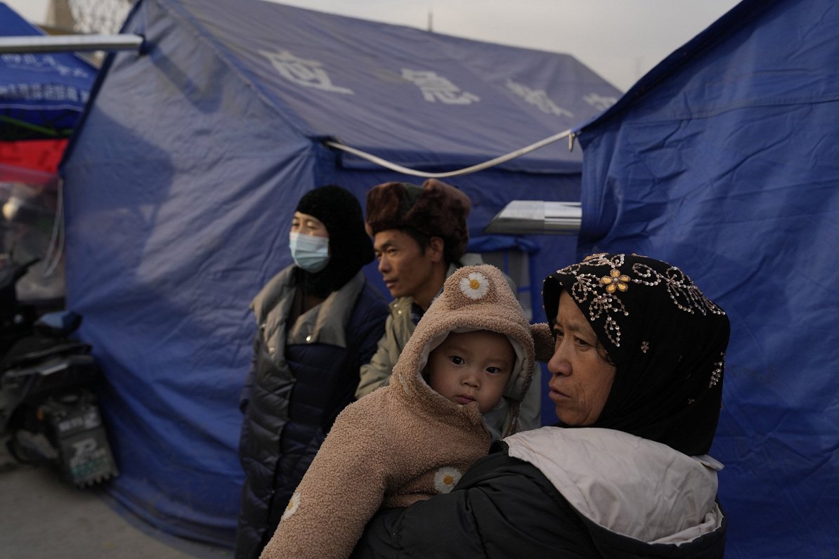 Zemestrīcē cietušie cilvēki pie palīdzības teltīm Ķīnā