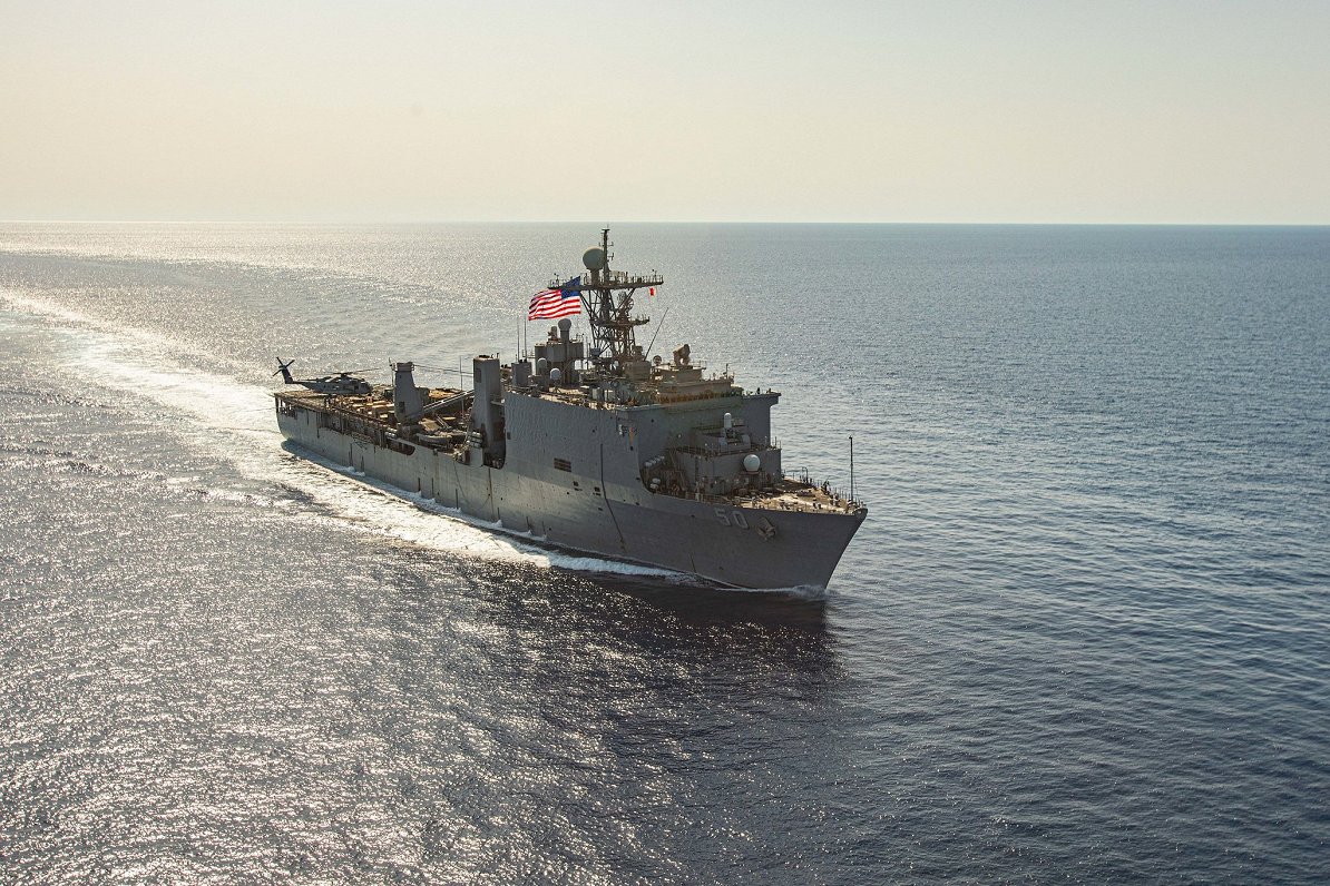 ASV desanta kuģis USS Carter Hall šķērso Sarkano jūru