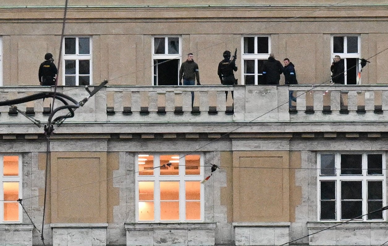 Čehijas policijas specvienība ēkā, kur notika apšaude