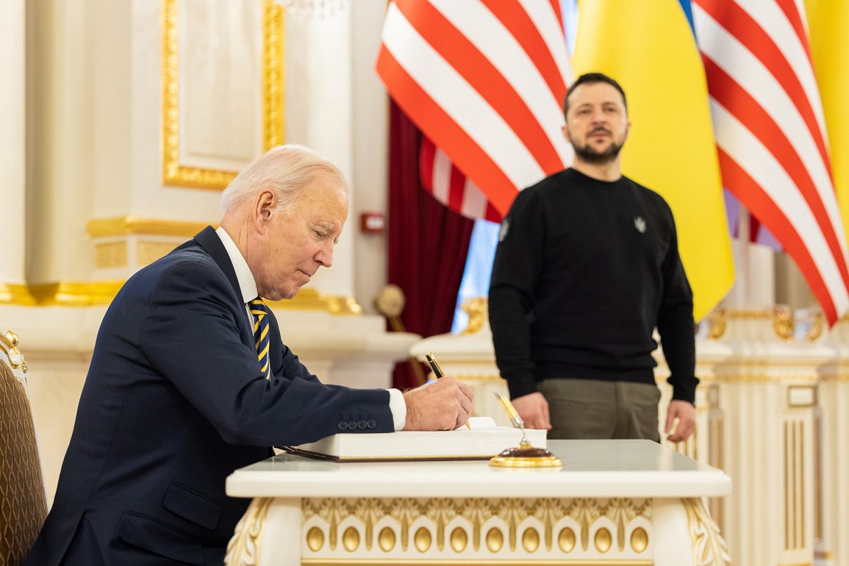 ASV prezidents Džo Baidens un Ukrainas prezidents Volodimirs Zelenskis tikšanās laikā 2023. gada feb...
