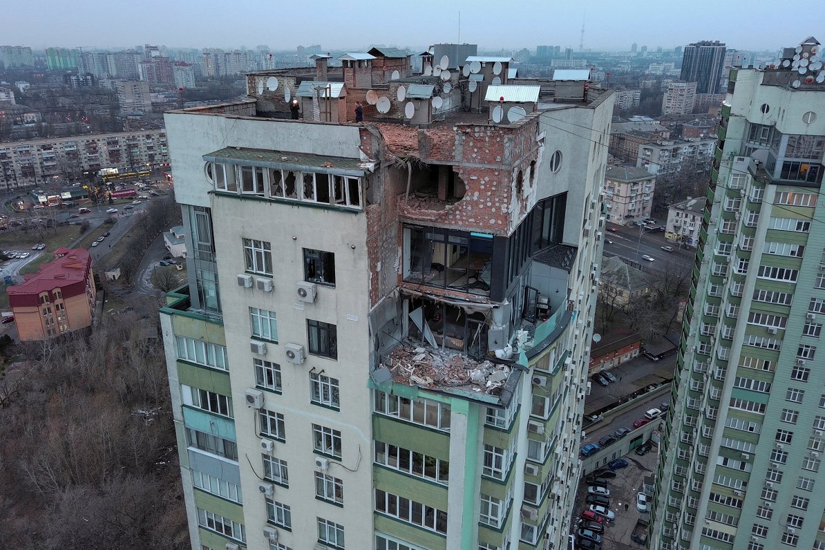 Дом изуродован во время атаки дронов. Украина, Киев. 22.12.2023