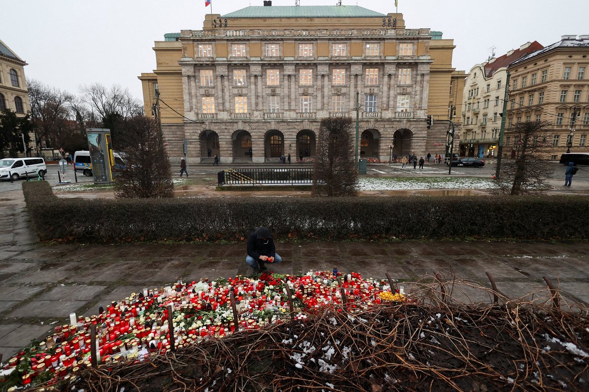 Čehijā piemin masu apšaudē nogalinātos