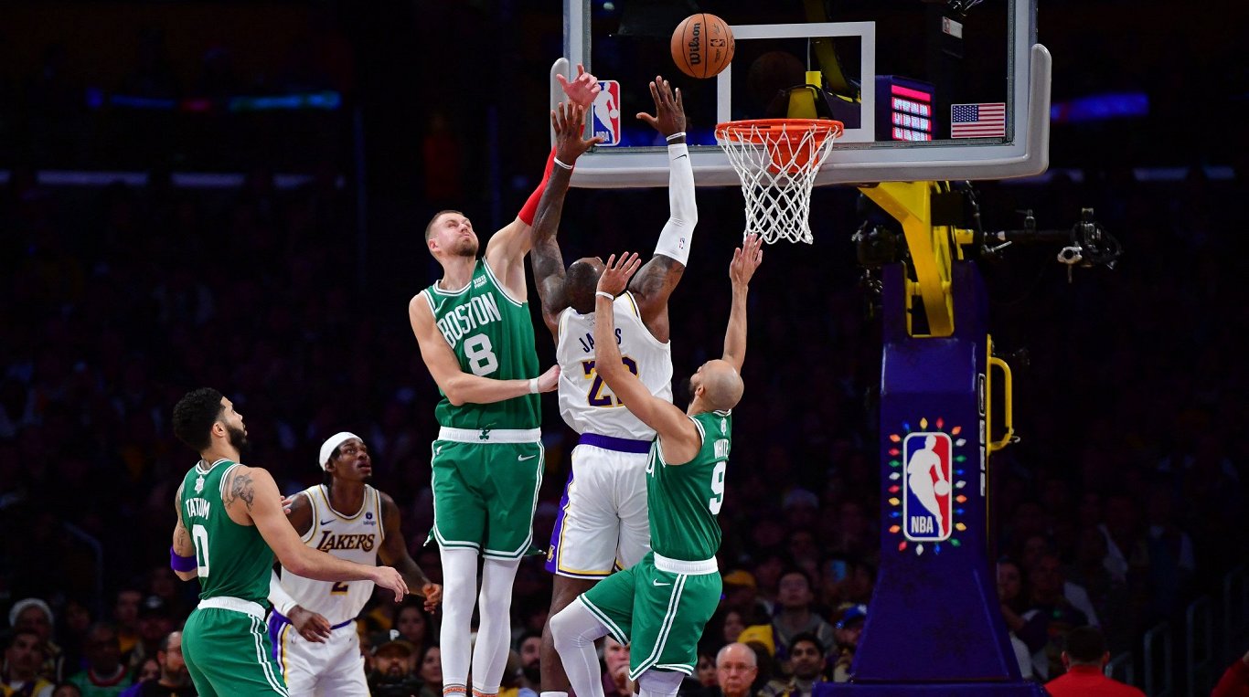 Kristaps Porziņģis (#8) Bostonas &quot;Celtics&quot; spēlē pret Losandželosas &quot;Lakers&quot;
