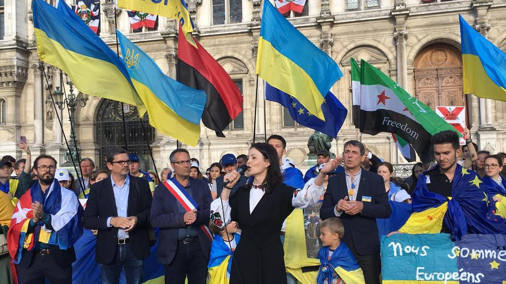 Parīze. Oksana Nikitjuka piedalās manifestācijā par godu Ukrainas Neatkarības dienai