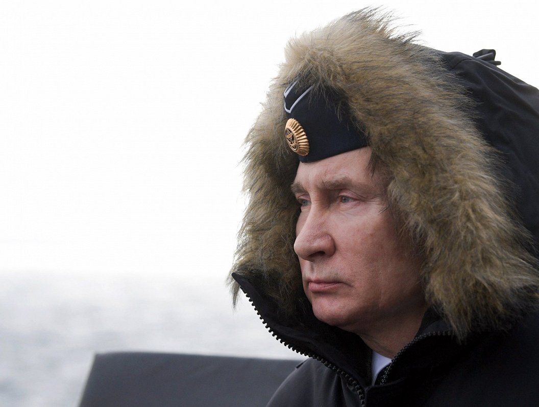 Krievijas diktators Vladimirs Putins vēro kara flotes mācības