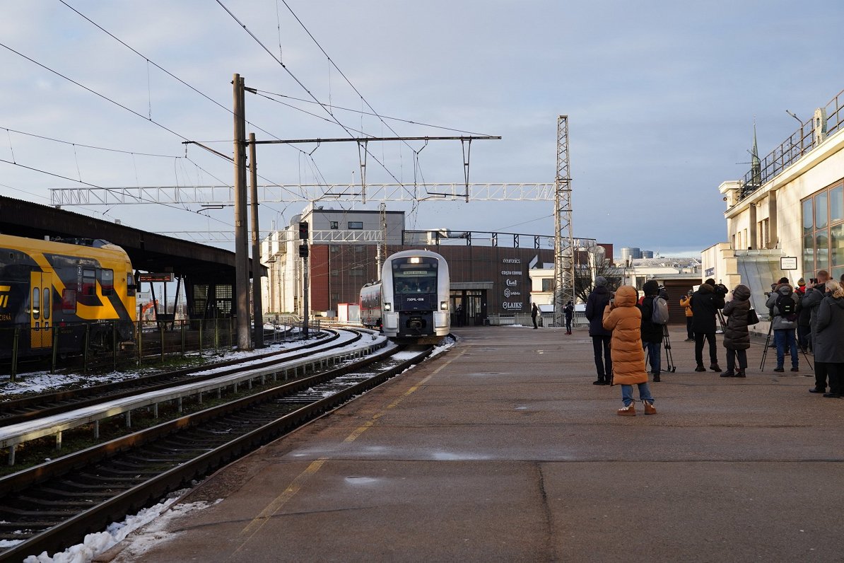 Vilciens Viļņa-Rīga pienāk Rīgas Centrālajā dzelzceļa stacijā