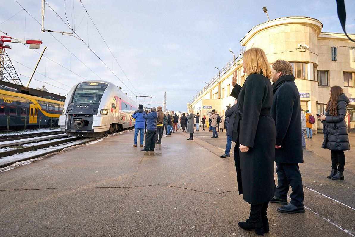 Rīgā ierodas pirmais jaunais pasažieru vilciens no Viļņas / Raksts