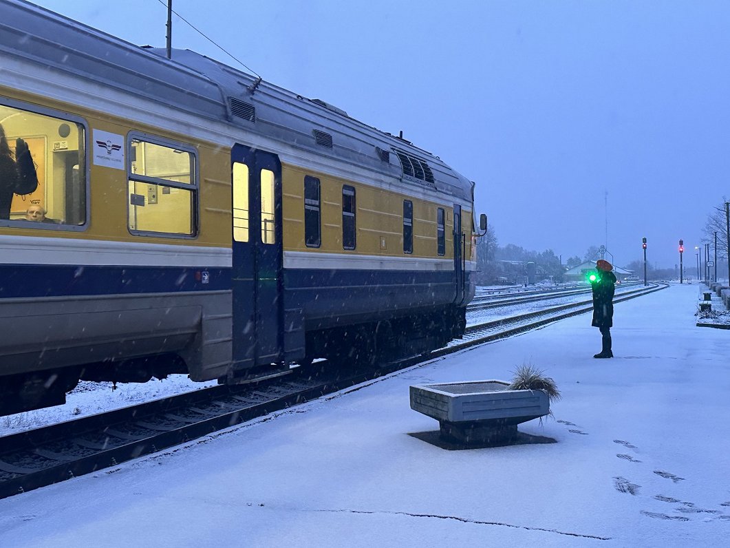 Vilciens pienāk Saldus dzelzceļa stacijā