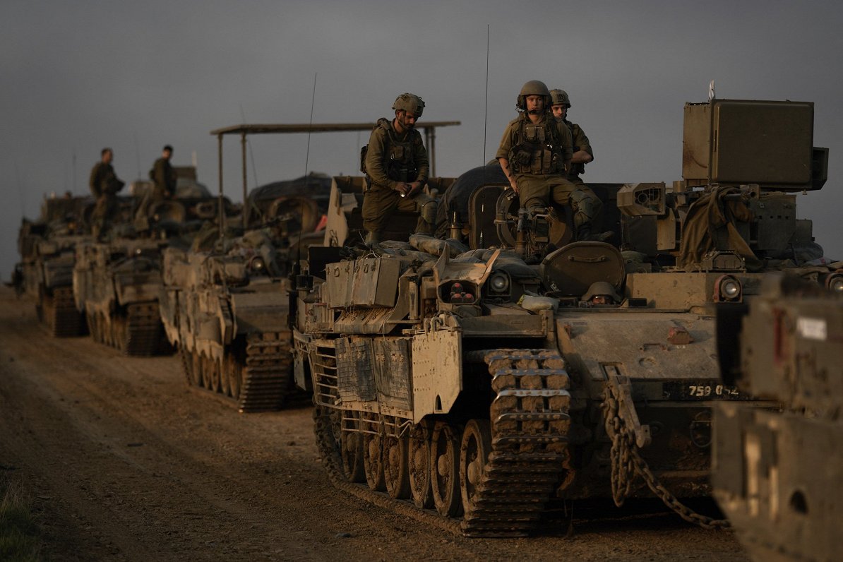 Izraēlas karavīri un tanki