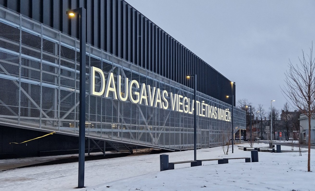 FOTO: Rīgā ekspluatācijā nodod «Daugavas» stadiona jauno vieglatlētikas manēžu