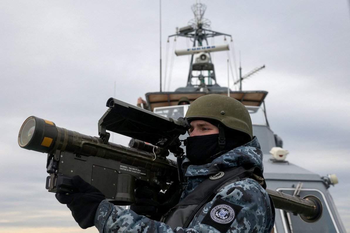 Ukrainas karavīrs ar &quot;Stinger&quot; iekārtu, veicot patrulēšanu Melnajā jūrā