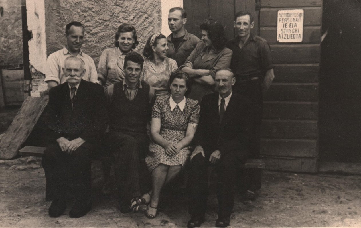 Mārtiņš Bērziņš (1. rindā 1. no kreisās) Sabiles vilnas fabrikas strādnieku vidū. 20. gadsimta 40. g...