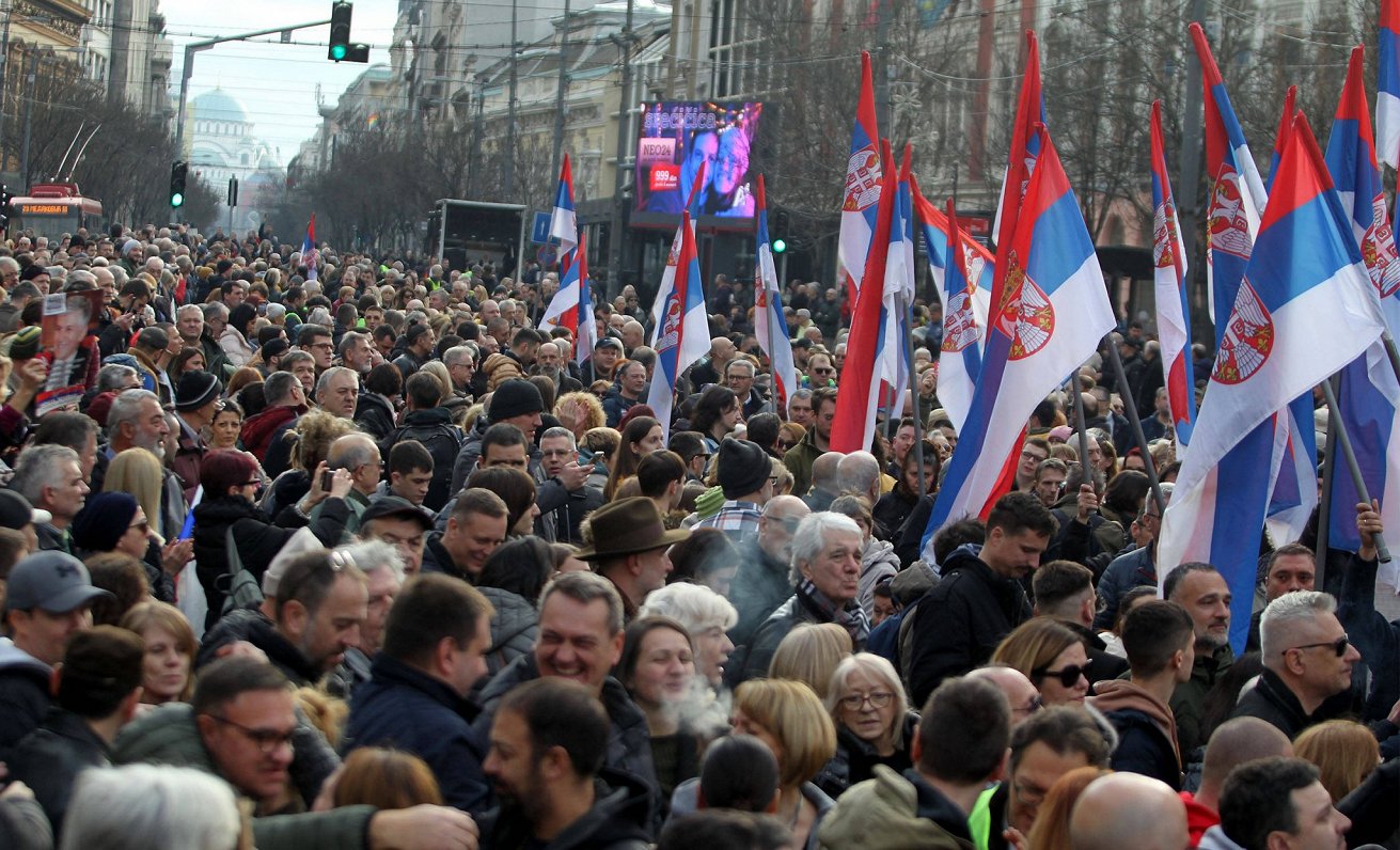 Opozīcijas atbalstītāji piedalās protesta akcijā Belgradā