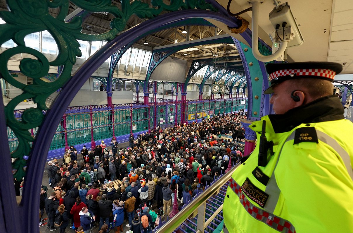 Britu policists uzmana masu pasākumu vienā no Londonas tirgiem
