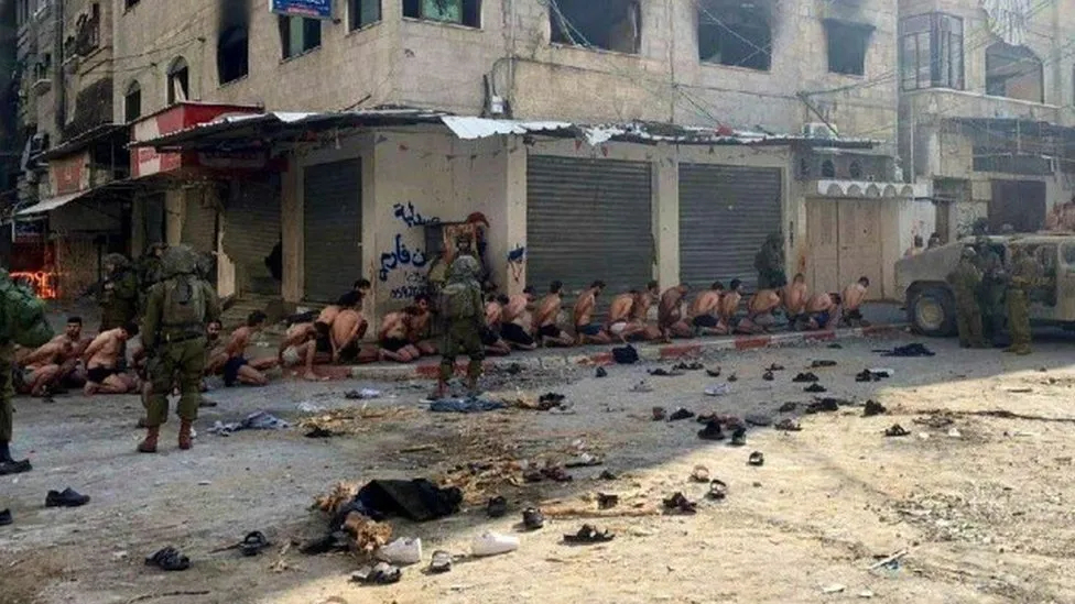 Gazas joslā aizturēti un izģērbti desmitiem vīriešu
