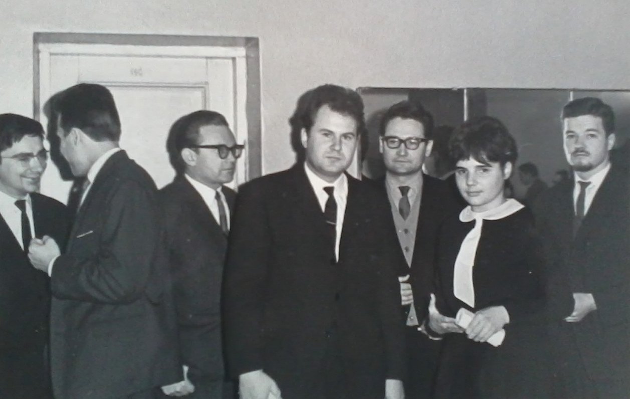 Jauno rakstnieku grupa Latvijas Padomju rakstnieku savienības 5. kongresā. No kreisās: Māris Čaklais...