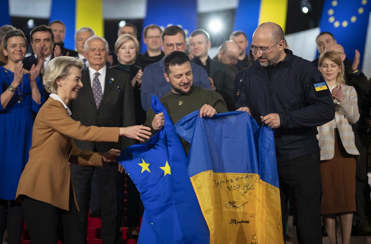 Eiropas Komisijas prezidente Urzula fon der Leiena un Ukrainas prezidents Volodimirs Zelenskis ar Uk...