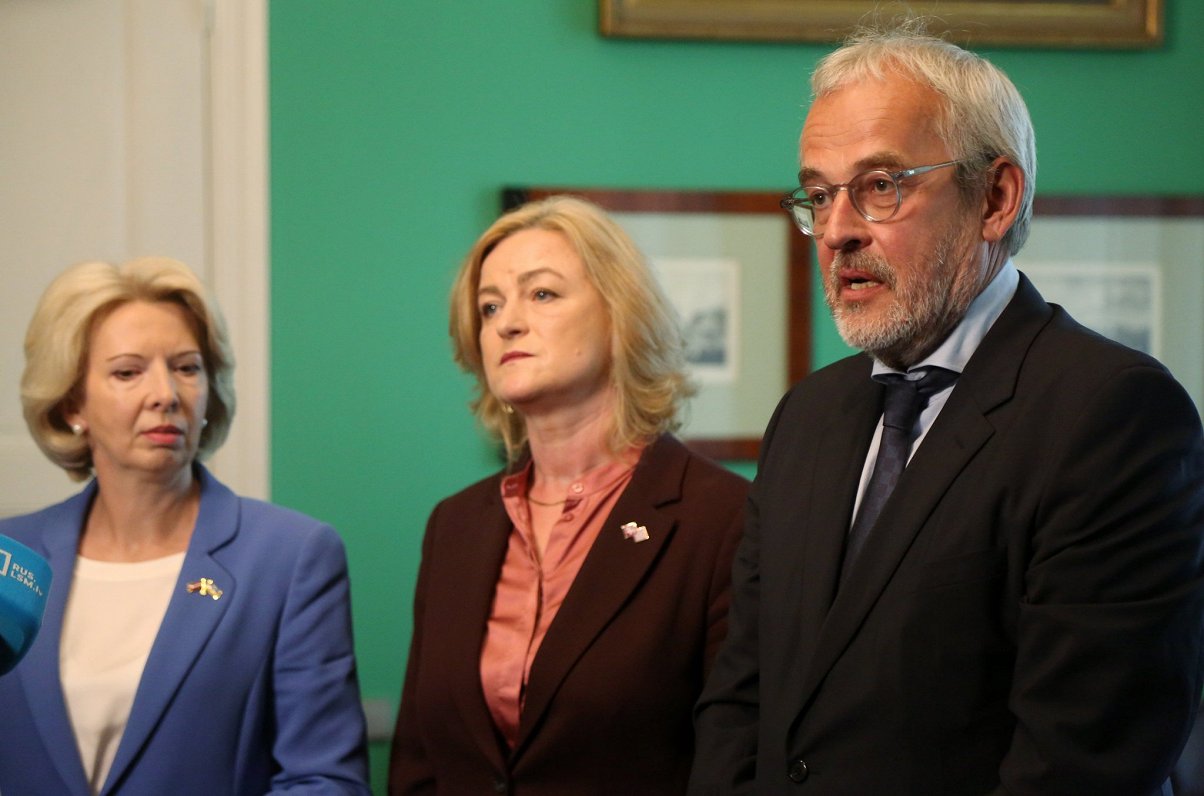 Представители Национального объединения (слева направо) Инара Мурниеце, Илзе Индриксоне и Роберт Зил...