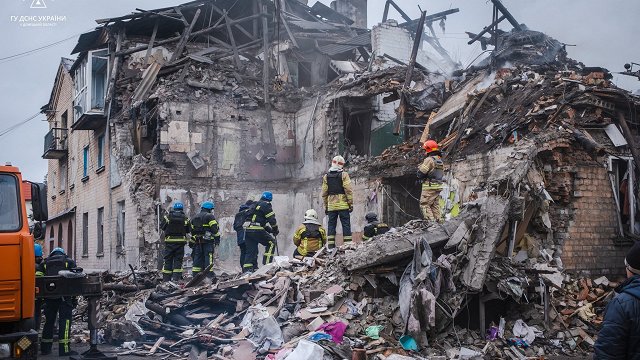 Krievijas raķešu triecienā daudzdzīvokļu mājai Doneckas apgabalā 6 bojāgājušie