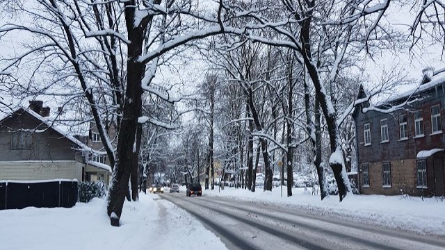 Sestdiena būs mākoņaina, dažviet snigs; apledojums un sniegs apgrūtina braukšanu visā Latvijā