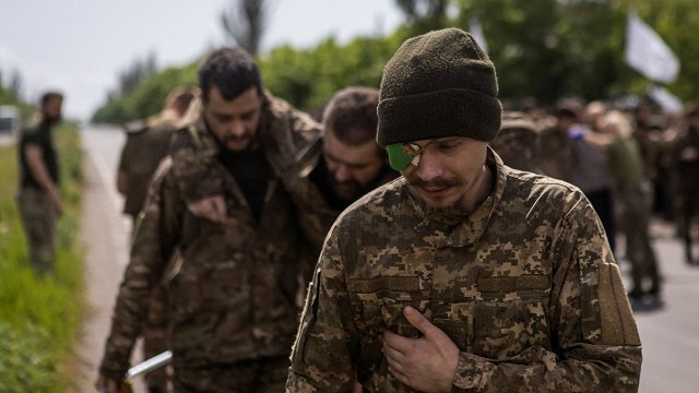 Ukraina: Okupanti nošāvuši divus ukraiņu karavīrus, kas padevās gūstā