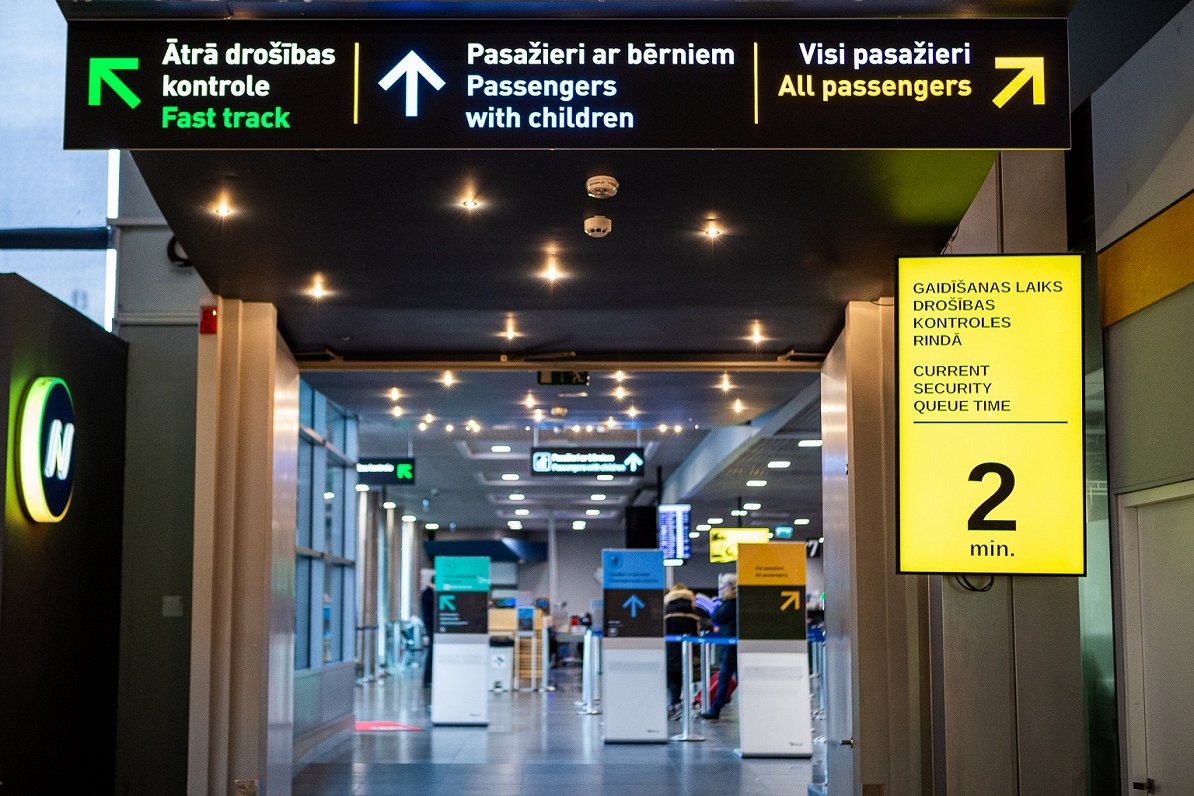В аэропорту «Рига» открыта линия досмотра для пассажиров с детьми до 7 лет