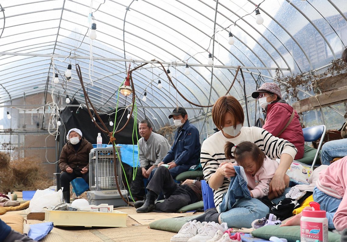 Japānas iedzīvotāji siltumnīcā iekārtotā pagaidu patversmē