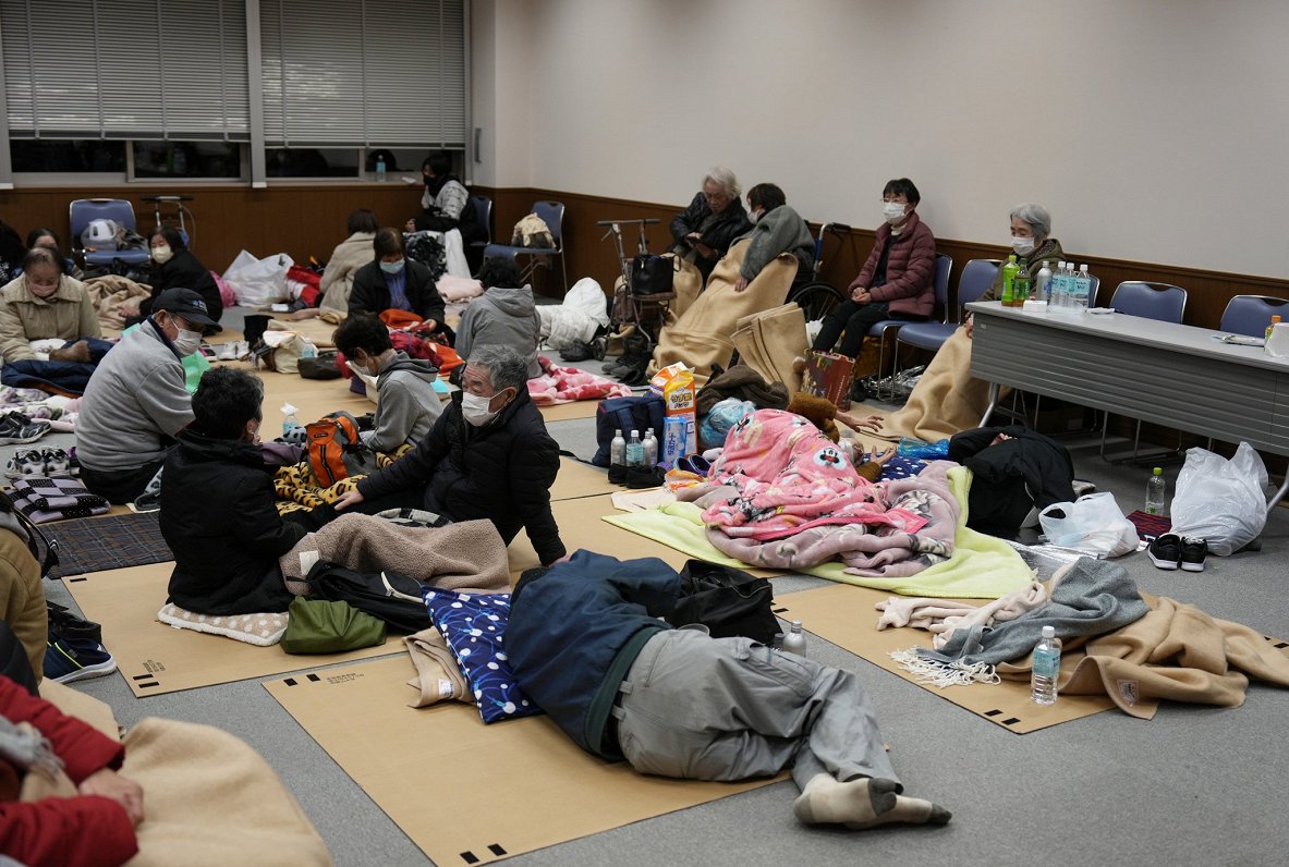 Japānā zemestrīcē cietušie pagaidu patversmē Togi pilsētā
