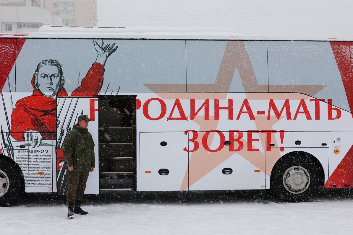 Krievijas pilsētā Belgorodā autobusā ierīkots Krievijas armijas vervēšanas punkts ar saukli &quot;Mā...
