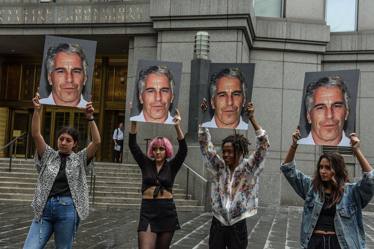 Aktīvistes pie ASV tiesas ēkas protestē pret Džefriju Epstainu, kurš tika tiesāts par dzimumnoziegum...
