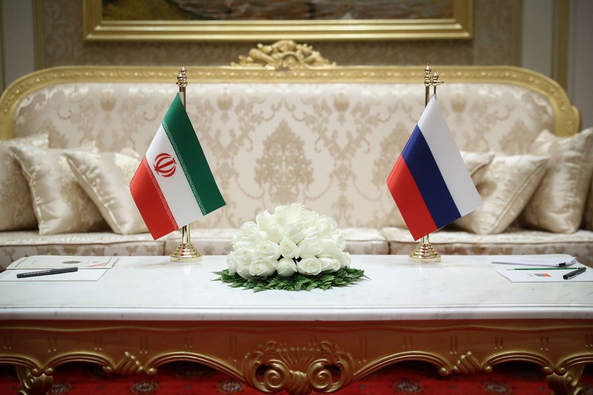 Irānas un Krievijas karogi. Attēls ilustratīvs.