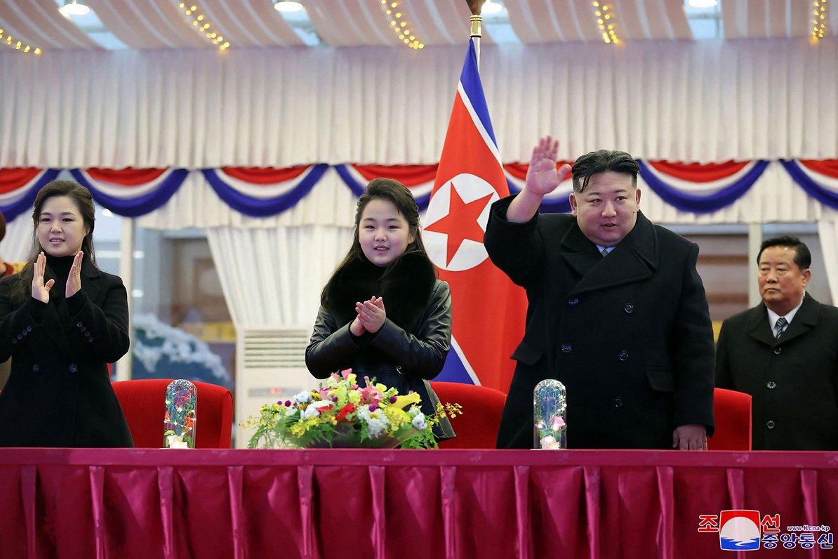 Ziemeļkorejas līderis Kims Čenuns kopā ar atvasi Kimu Džue Jaungada koncertā