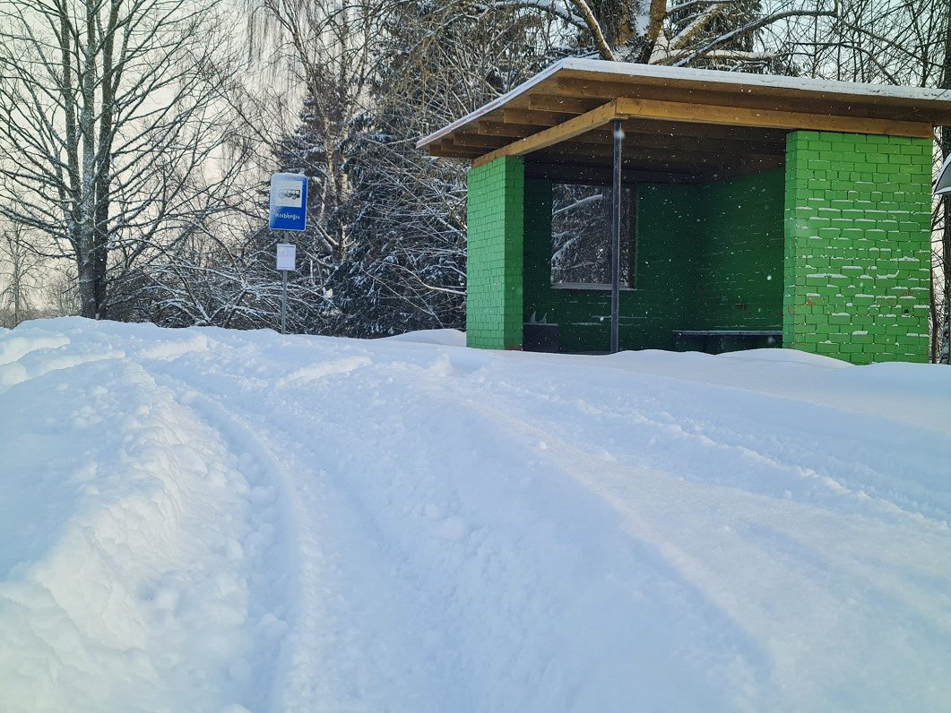 Автобусная остановка под Алуксне.