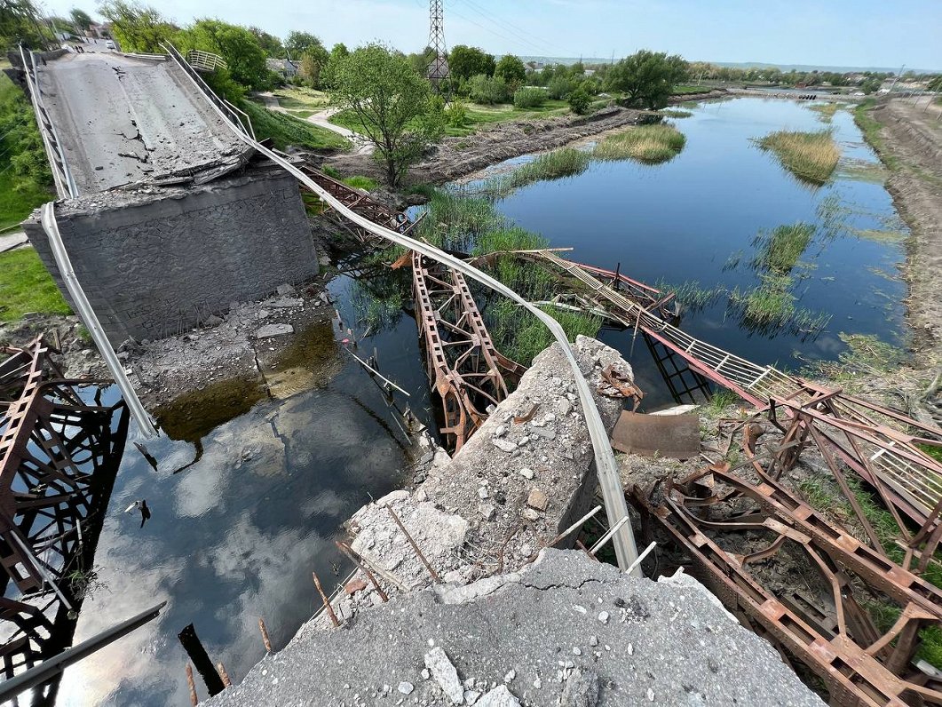 Uzspridzināts tilts Ukrainas pilsētā Voznesenskā