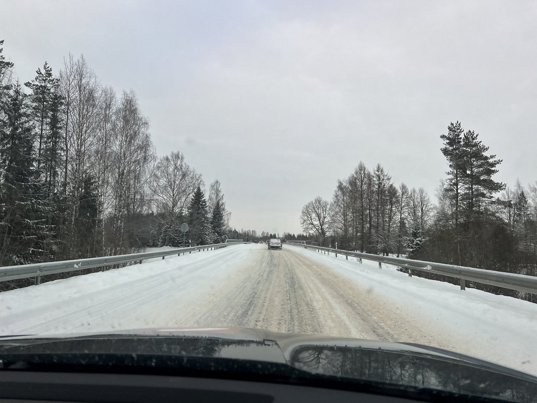 Šorīt lielākajā daļā Latvijas teritorijas autoceļi sniegoti un apledo