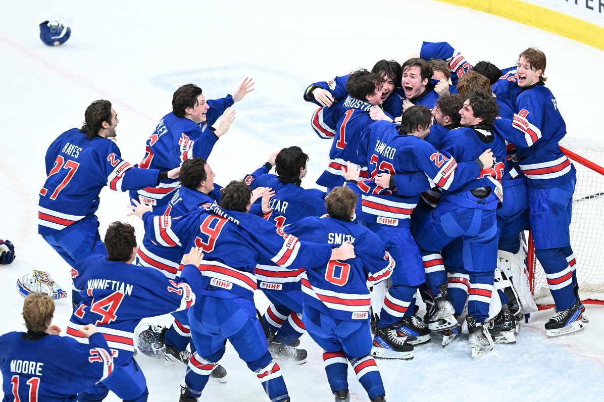 ASV hokejisti līksmo par uzvaru U-20 pasaules čempionāta finālā