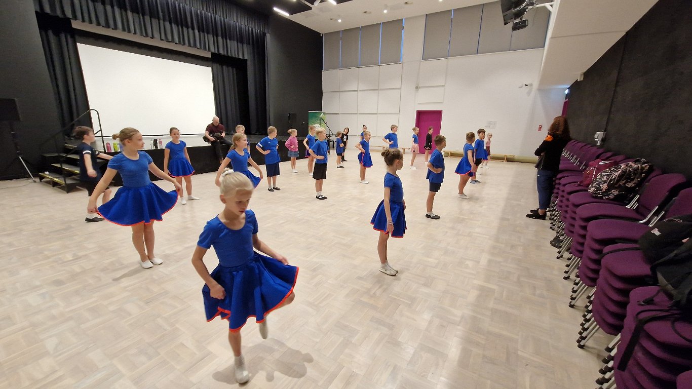 Taiga Ludborža deju mēģinājumā Ādažu sākumskolas bērniem